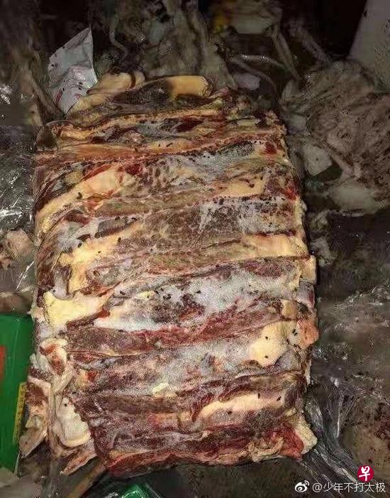 中国成都七中实验学校小学部昨天被曝食品出现质量问题,网上曝光图片中肉品腐烂,食品发霉过期。(微博) 中国成都七中实验学校小学部昨天被曝食品出现质量问题,网上曝光图片中肉品腐烂,食品发霉过期。(微博)
