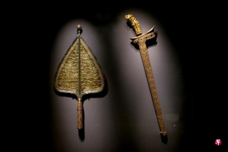 金扇和金匕首是柔佛—廖内—林加苏丹领地的重要王家信物,曾经是英国和荷兰殖民者争夺的对象。目前在亚洲文明博物馆展出。(档案照) 金扇和金匕首是柔佛—廖内—林加苏丹领地的重要王家信物,曾经是英国和荷兰殖民者争夺的对象。目前在亚洲文明博物馆展出。(档案照)