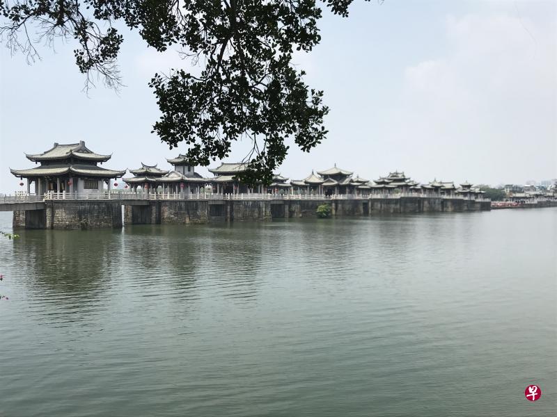 一座座桥墩,横跨着韩江的浩淼江水。 一座座桥墩,横跨着韩江的浩淼江水。