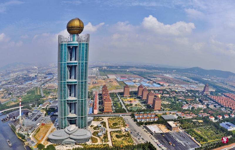 华西集团建成于1961年，是著名的“天下第一村”。官网显示，华西集团先后获得了“全国先进基层党组织”“全国模范村民委员会”“全国文明村镇”“全国文化典范村示范点”等多项荣誉。（互联网）