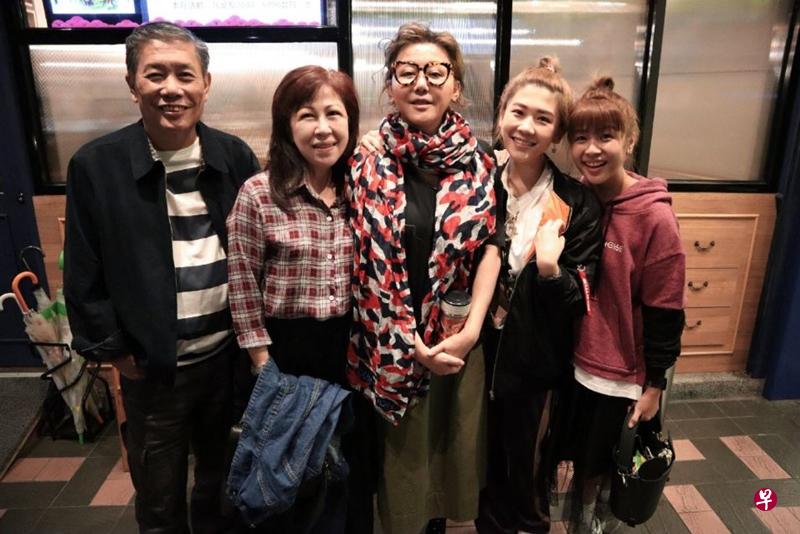 Vee易薇倪(右二)与父母及Stella谢慧娴(右一)与蓝心湄(中)开心合照。(受访者提供) Vee易薇倪(右二)与父母及Stella谢慧娴(右一)与蓝心湄(中)开心合照。(受访者提供)