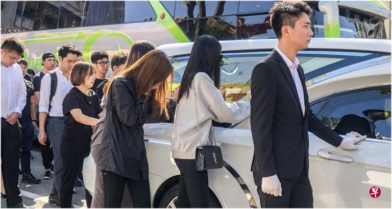 灵柩出发前往万礼火化场时,在场亲友都难过落泪。 灵柩出发前往万礼火化场时,在场亲友都难过落泪。