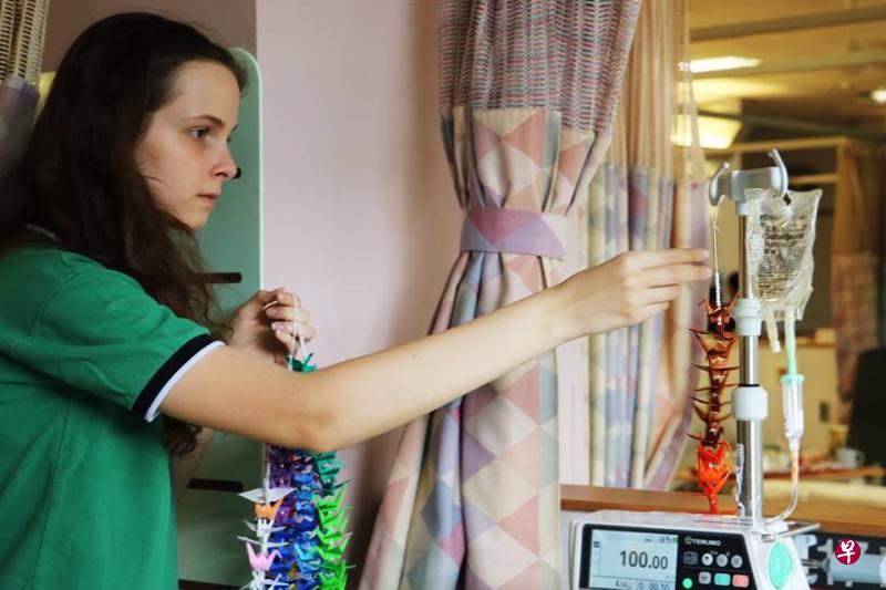 玛德莲·克内肯斯用了45天,折完1000只纸鹤,为亚历山大医院的病患送去丝丝温暖。(亚历山大医院提供) 玛德莲·克内肯斯用了45天,折完1000只纸鹤,为亚历山大医院的病患送去丝丝温暖。(亚历山大医院提供)