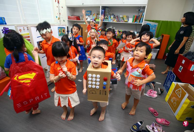 裕廊西的职总优儿学府幼乐园举办再循环时装秀,让学前孩童穿上以纸箱、A4包装纸、塑料袋、瓶盖等制作的服装和饰品走伸展台,借此提高孩童的环保意识。(萧紫薇摄) 裕廊西的职总优儿学府幼乐园举办再循环时装秀,让学前孩童穿上以纸箱、A4包装纸、塑料袋、瓶盖等制作的服装和饰品走伸展台,借此提高孩童的环保意识。(萧紫薇摄)