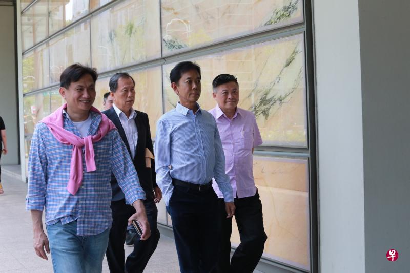 潮州八邑会馆候任财政沈茂强(左起)、现任会长蔡纪典、会务顾问郭明忠,以及名誉会长曾国和,昨天都前去最高法院了解官司最新进展。(唐家鸿摄) 潮州八邑会馆候任财政沈茂强(左起)、现任会长蔡纪典、会务顾问郭明忠,以及名誉会长曾国和,昨天都前去最高法院了解官司最新进展。(唐家鸿摄)