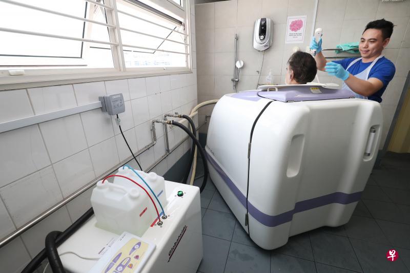 仁慈医院试用新的洗澡设备,当轮椅病患在洗身体时,护士便会同时为他们冲洗头部,洗澡时间减少超过一半。(陈来福摄) 仁慈医院试用新的洗澡设备,当轮椅病患在洗身体时,护士便会同时为他们冲洗头部,洗澡时间减少超过一半。(陈来福摄)