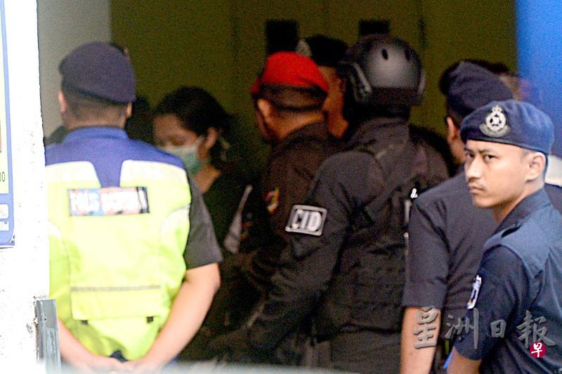金正男毒杀案的越南籍被告段氏香在警方护送下前往医院接受检查。(星洲网) 金正男毒杀案的越南籍被告段氏香在警方护送下前往医院接受检查。(星洲网)