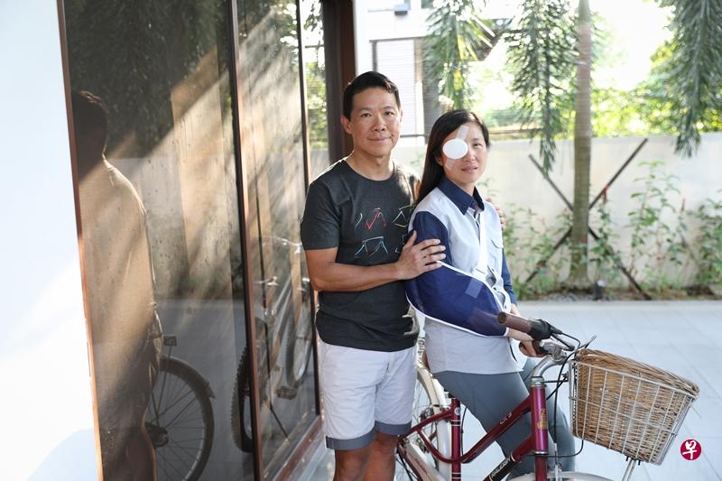 丈夫请假在家照顾受伤爱妻。(海峡时报) 丈夫请假在家照顾受伤爱妻。(海峡时报)