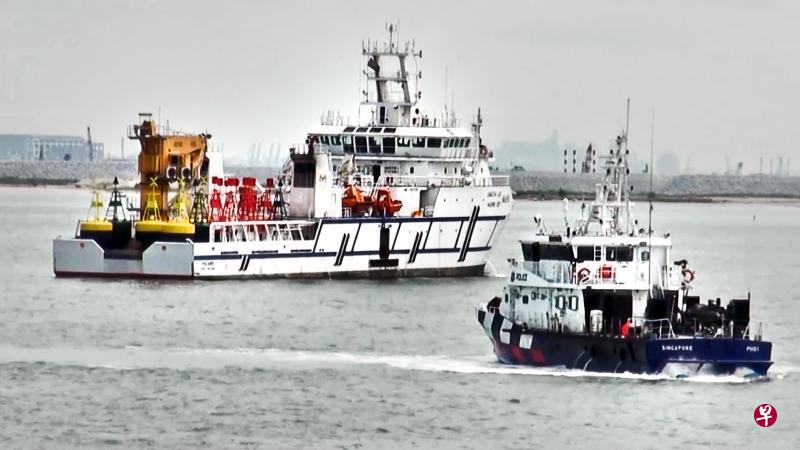 新加坡警察海岸卫队船(右)今年初在我国海域巡逻,监视非法停留在我国领海的马来西亚政府船。(档案照片) 新加坡警察海岸卫队船(右)今年初在我国海域巡逻,监视非法停留在我国领海的马来西亚政府船。(档案照片)