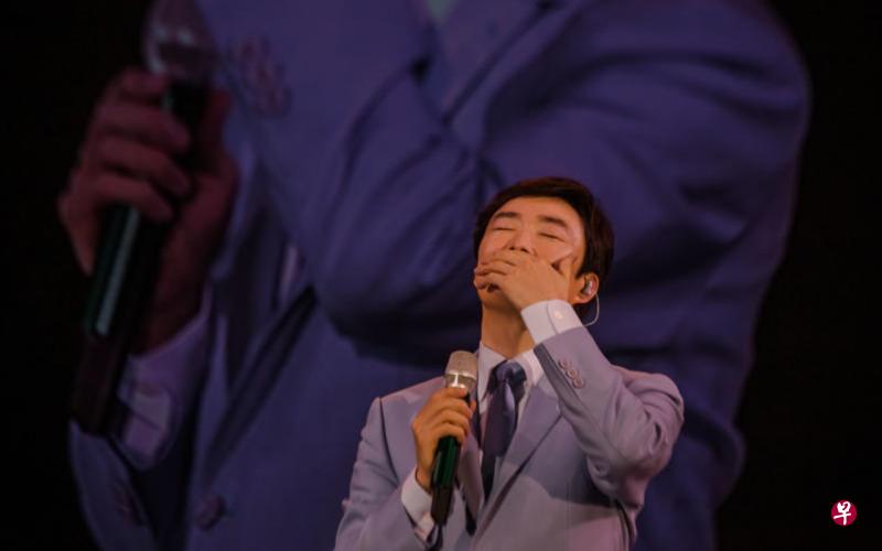 费玉清诉说心里的感触和心声时,突然哽咽落泪。(RWS提供) 费玉清诉说心里的感触和心声时,突然哽咽落泪。(RWS提供)