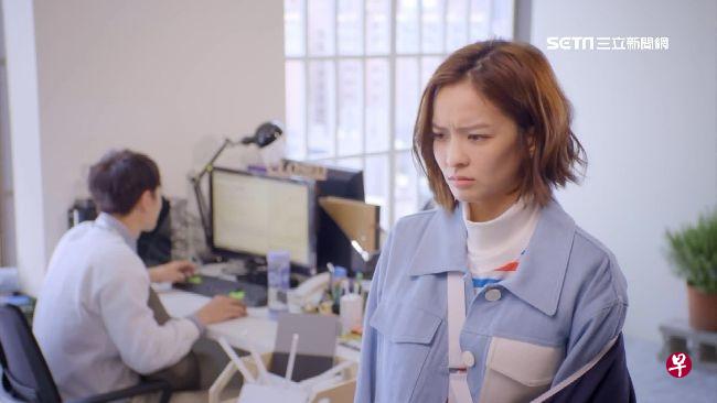 叶星辰饰演的小主管常面临左右为难的困境。 叶星辰饰演的小主管常面临左右为难的困境。