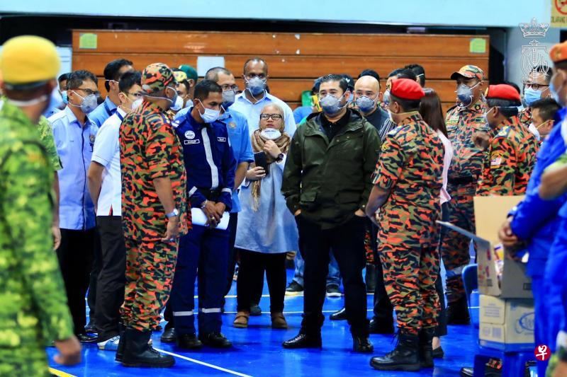 柔佛王储依斯迈(穿深绿外套)连日来在社交媒体上频频发文批评当局应对巴西古当毒气事件不力,周四还到指挥中心探视情况。(取自柔佛王储官方面簿) 柔佛王储依斯迈(穿深绿外套)连日来在社交媒体上频频发文批评当局应对巴西古当毒气事件不力,周四还到指挥中心探视情况。(取自柔佛王储官方面簿)