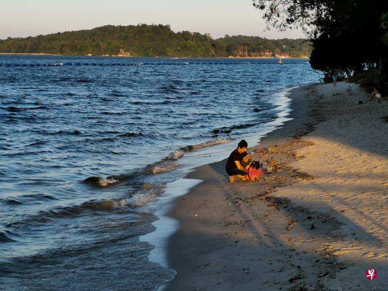 受空气污染影响的柔佛巴西古当仅与榜鹅市镇隔着一片海,有不少榜鹅居民忧心,本地空气素质也会受对岸空气污染的影响。(陈渊庄摄) 受空气污染影响的柔佛巴西古当仅与榜鹅市镇隔着一片海,有不少榜鹅居民忧心,本地空气素质也会受对岸空气污染的影响。(陈渊庄摄)