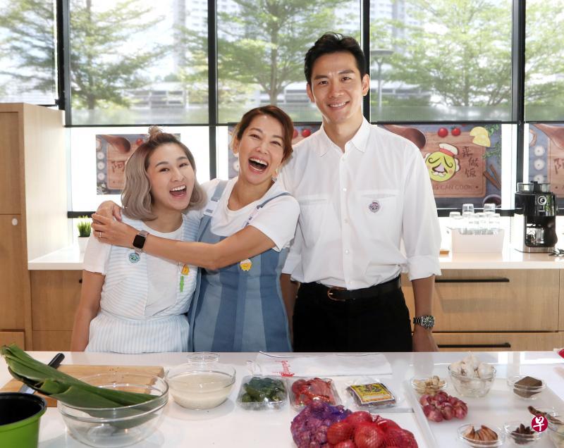 (左起)阳光可乐、钟琴和戚玉武一起录制新节目《阿公来做饭》。 (左起)阳光可乐、钟琴和戚玉武一起录制新节目《阿公来做饭》。