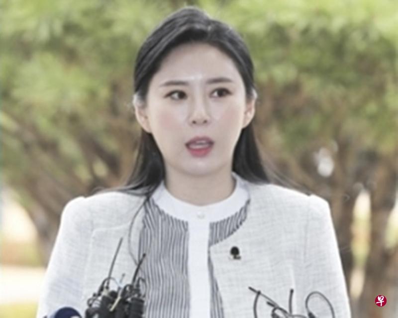 尹智伍出书爆料,受警方保护。(互联网) 尹智伍出书爆料,受警方保护。(互联网)