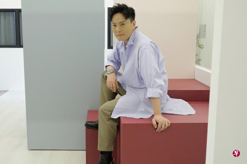 张信哲5月11日在新加坡室内体育馆开唱。(林国明摄) 张信哲5月11日在新加坡室内体育馆开唱。(林国明摄)