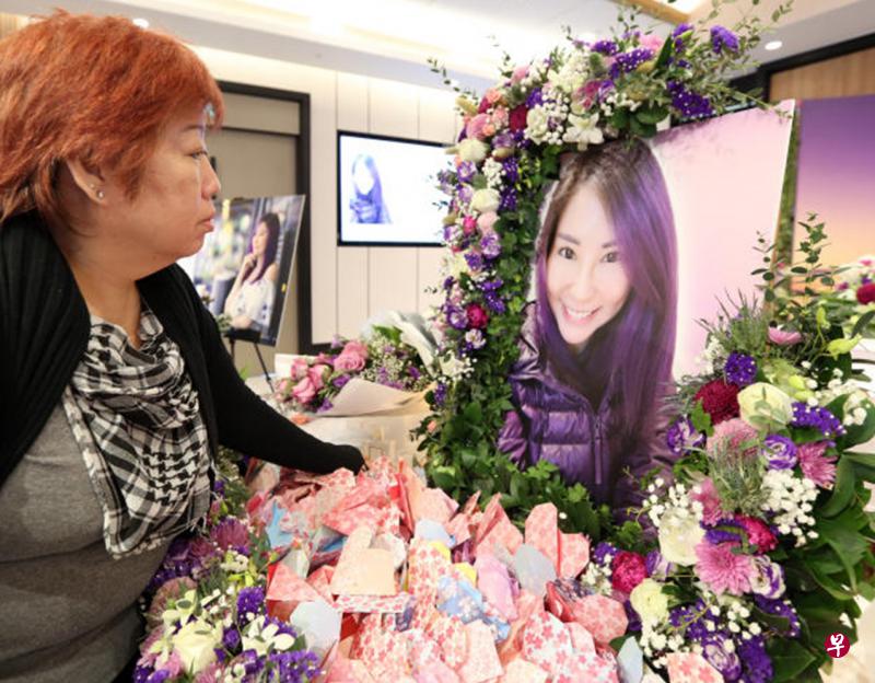 刘丽婷的母亲看着女儿生前的照片,不禁悲从中来。 刘丽婷的母亲看着女儿生前的照片,不禁悲从中来。