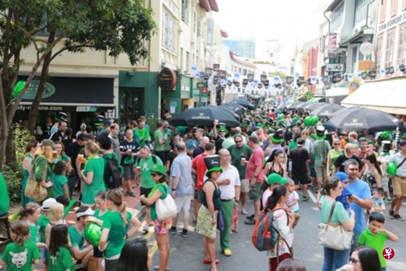 新加坡河的圣帕特里克节街头嘉年华。(档案照片) 新加坡河的圣帕特里克节街头嘉年华。(档案照片)