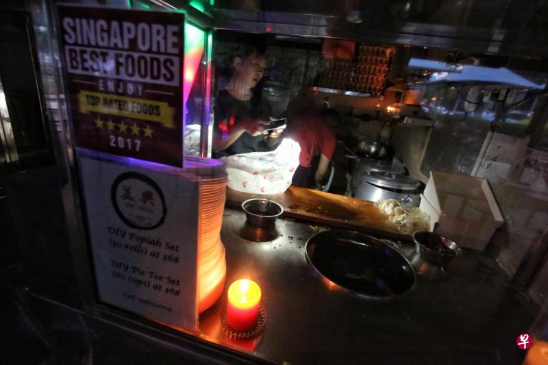 摊贩用蜡烛及照亮灯持续营业及准备食材。(图 / 陈佩敏) 摊贩用蜡烛及照亮灯持续营业及准备食材。(图 / 陈佩敏)