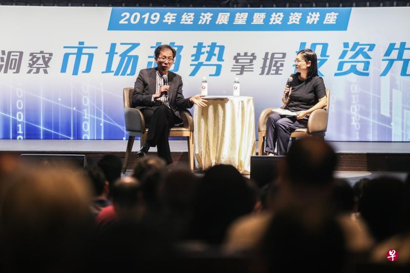 李光耀公共政策学院亚洲竞争力研究所所长陈企业博士(左)指出,我国在全球最具竞争力的金融中心排行榜中于2017年首次超越香港,排名第三,仅在伦敦和纽约之后,“我们是不是应该急起直追,超越纽约?”右为新加坡报业控股华文媒体集团新闻中心财经新闻副主任胡渊文。(梁伟康摄) 李光耀公共政策学院亚洲竞争力研究所所长陈企业博士(左)指出,我国在全球最具竞争力的金融中心排行榜中于2017年首次超越香港,排名第三,仅在伦敦和纽约之后,“我们是不是应该急起直追,超越纽约?”右为新加坡报业控股华文媒体集团新闻中心财经新闻副主任胡渊文。(梁伟康摄)
