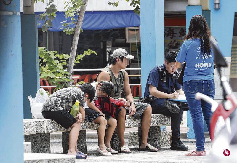 警员到场后,男童的父亲(左三)也协助调查。 警员到场后,男童的父亲(左三)也协助调查。