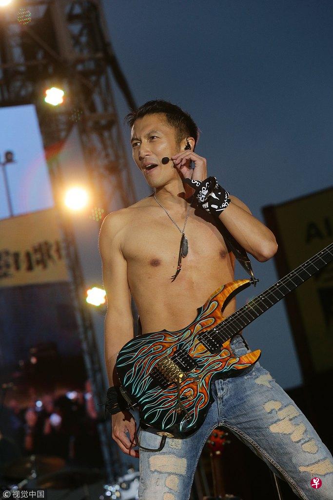 谢霆锋光膀子露天开唱,观众热烈回应。(互联网) 谢霆锋光膀子露天开唱,观众热烈回应。(互联网)