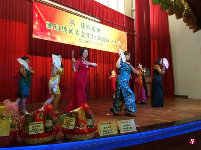 同安会馆妇女组成员,为大家呈献精彩的旗袍秀。(同安会馆提供) 同安会馆妇女组成员,为大家呈献精彩的旗袍秀。(同安会馆提供)