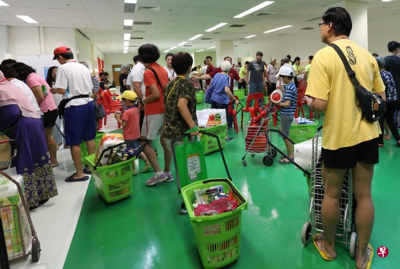 甘榜乌美—景万岸区多名居民昨天到菜市路亿达商业园筹办的临时超市购物,过程中有数名保健促进局培训的健康大使教导他们如何选购较健康食品。(庄耿闻摄) 甘榜乌美—景万岸区多名居民昨天到菜市路亿达商业园筹办的临时超市购物,过程中有数名保健促进局培训的健康大使教导他们如何选购较健康食品。(庄耿闻摄)