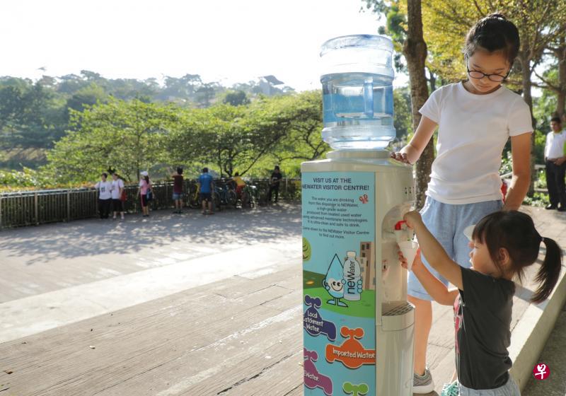 义顺南昨天配合世界水日活动,在义顺池塘边安置新生水饮水机,向参与者宣导水资源的宝贵。(林国明摄) 义顺南昨天配合世界水日活动,在义顺池塘边安置新生水饮水机,向参与者宣导水资源的宝贵。(林国明摄)