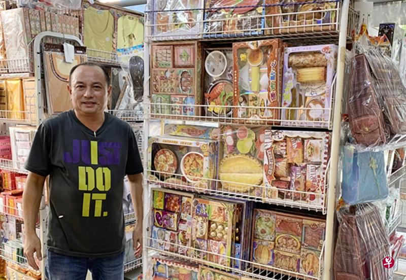 再成神纸香庄第三代继承人王明坤。(王钲扬摄) 再成神纸香庄第三代继承人王明坤。(王钲扬摄)