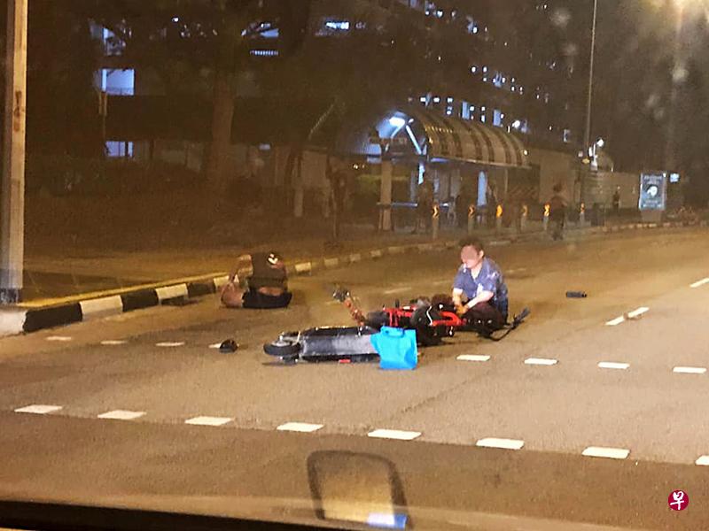谢志豪(蓝衣)与电动踏板骑士双双跌落。(SG Road Vigilante提供) 谢志豪(蓝衣)与电动踏板骑士双双跌落。(SG Road Vigilante提供)