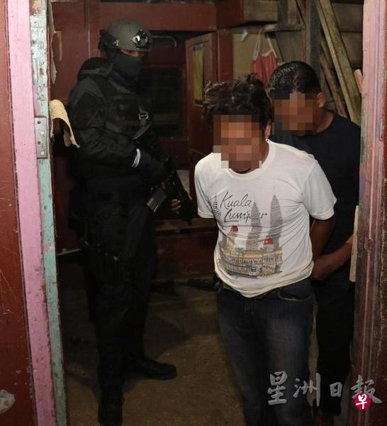 马国警方上周一连两天展开行动,在沙巴仙本那和担布南共逮捕12名菲律宾和一名马国恐怖分子。(星洲日报) 马国警方上周一连两天展开行动,在沙巴仙本那和担布南共逮捕12名菲律宾和一名马国恐怖分子。(星洲日报)