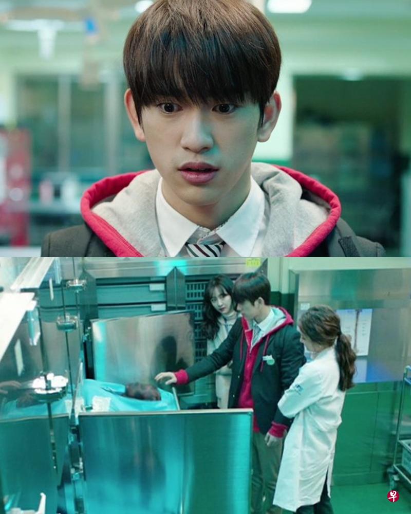 上图:朴珍荣饰演拥有读心术超能力的年轻人。下图:朴珍荣想透过触碰尸体找出凶手却摆乌龙。(互联网) 上图:朴珍荣饰演拥有读心术超能力的年轻人。下图:朴珍荣想透过触碰尸体找出凶手却摆乌龙。(互联网)