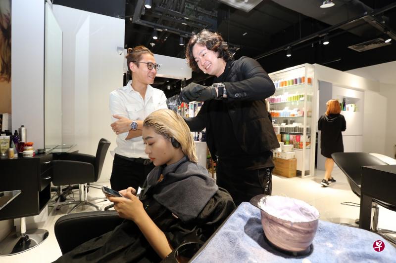 黄珦森(白衣者)和林金晖合作在乌节路开TIGI发廊,完成彼此的梦想。 黄珦森(白衣者)和林金晖合作在乌节路开TIGI发廊,完成彼此的梦想。