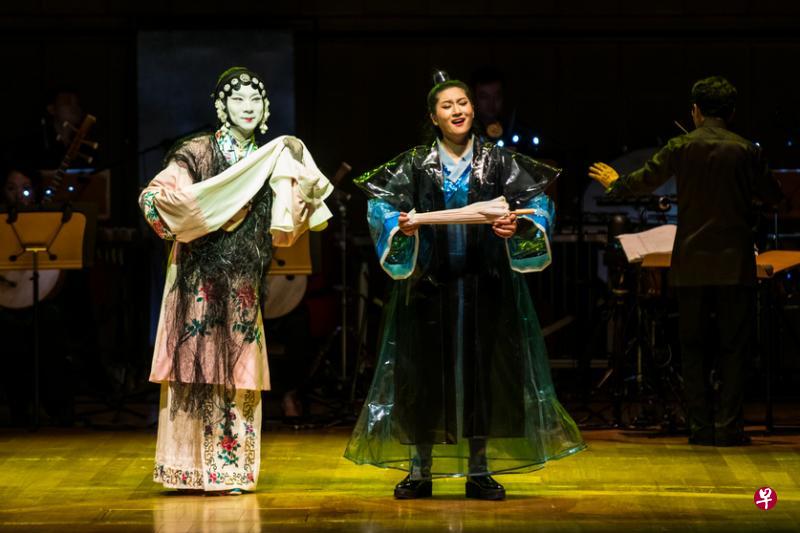 《画皮》中的厉鬼妫嫣(左)妆容惨白,让观众惊叹“好吓人”。(滨海艺术中心提供) 《画皮》中的厉鬼妫嫣(左)妆容惨白,让观众惊叹“好吓人”。(滨海艺术中心提供)