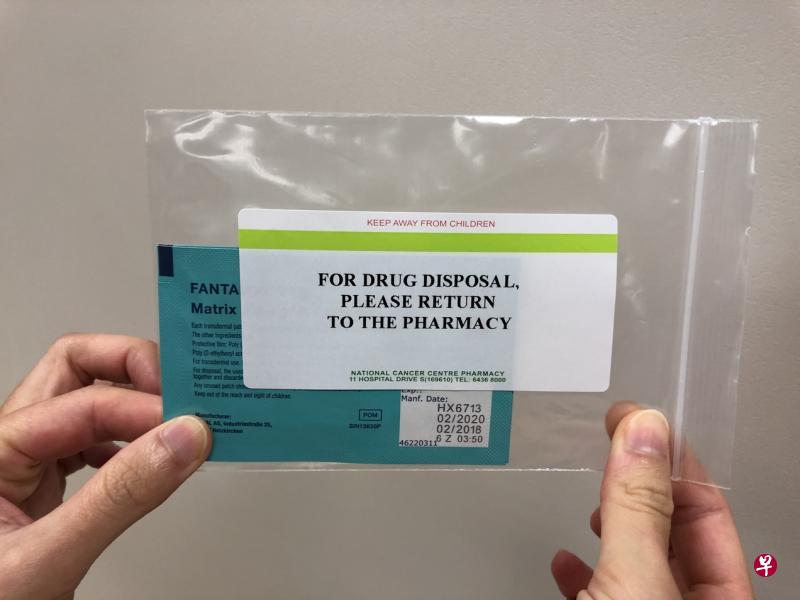 新加坡国立癌症中心在配给受管制或抗癌药物时,药袋上会有贴纸提醒病患和看护者,把吃剩的药物带回药房,以便妥善处理。(新加坡国立癌症中心提供) 新加坡国立癌症中心在配给受管制或抗癌药物时,药袋上会有贴纸提醒病患和看护者,把吃剩的药物带回药房,以便妥善处理。(新加坡国立癌症中心提供)
