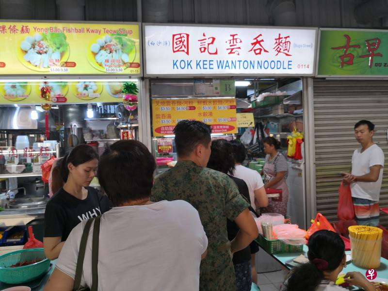 裕廊西的国记云吞面,每天都大排长龙。(温伟中摄) 裕廊西的国记云吞面,每天都大排长龙。(温伟中摄)