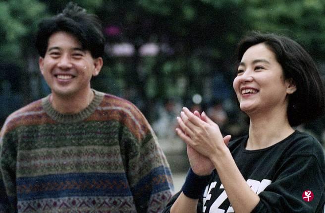 林青霞和秦汉在《滚滚红尘》电影里有甜蜜互动。(互联网) 林青霞和秦汉在《滚滚红尘》电影里有甜蜜互动。(互联网)