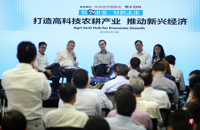 本地农产业者上周抓紧机会向未来经济理事会与《联合早报》联办农业科技对话会的嘉宾提问。图为Sustenir农耕公司总经理梅丁捷(左起)、淡马锡理工学院科技顾问李志伟博士、贸工部高级政务部长许宝琨医生、新加坡鲜农总会董事周志民,以及主持人新加坡报业控股华文媒体集团新闻中心采访组副主任杨萌。(林泽锐摄) 本地农产业者上周抓紧机会向未来经济理事会与《联合早报》联办农业科技对话会的嘉宾提问。图为Sustenir农耕公司总经理梅丁捷(左起)、淡马锡理工学院科技顾问李志伟博士、贸工部高级政务部长许宝琨医生、新加坡鲜农总会董事周志民,以及主持人新加坡报业控股华文媒体集团新闻中心采访组副主任杨萌。(林泽锐摄)