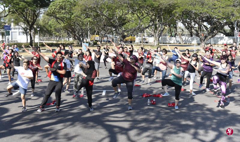 约有300人参加运动品牌迪卡侬昨天举办的员工运动日。(特约伍书永摄) 约有300人参加运动品牌迪卡侬昨天举办的员工运动日。(特约伍书永摄)