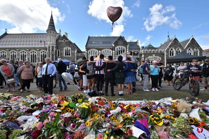 基督城植物园周二为回教堂袭击案死者举行悼念仪式,民众纷纷到场献花,一群学生相拥献唱,以歌声抚慰同胞的伤痛。截至周二,当局只确认了50名遇难者中12人的身份,其中六具遗体已送还家属。(法新社) 基督城植物园周二为回教堂袭击案死者举行悼念仪式,民众纷纷到场献花,一群学生相拥献唱,以歌声抚慰同胞的伤痛。截至周二,当局只确认了50名遇难者中12人的身份,其中六具遗体已送还家属。(法新社)
