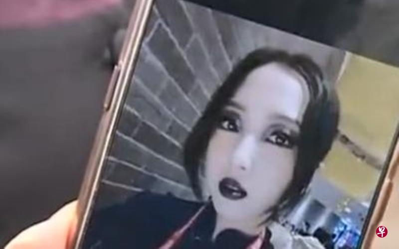 因化了哥特妆被广州地铁安检人员拦停的女生妆容截图。(互联网) 因化了哥特妆被广州地铁安检人员拦停的女生妆容截图。(互联网)