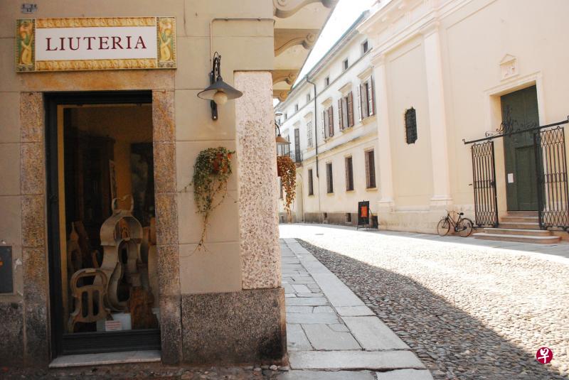 在克雷莫纳,摆满了未完成的琴身和种种制琴工具的制琴坊橱窗,一直是这座小镇的独特风景。 在克雷莫纳,摆满了未完成的琴身和种种制琴工具的制琴坊橱窗,一直是这座小镇的独特风景。