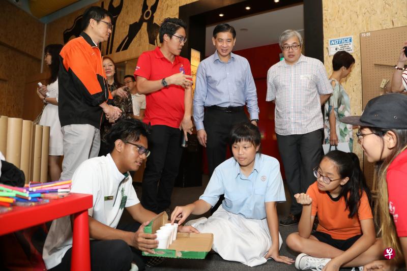 裕廊集选区议员洪维能(站立者,右二)昨天出席新加坡科学馆的一日环保训练营。(王彦燕摄) 裕廊集选区议员洪维能(站立者,右二)昨天出席新加坡科学馆的一日环保训练营。(王彦燕摄)