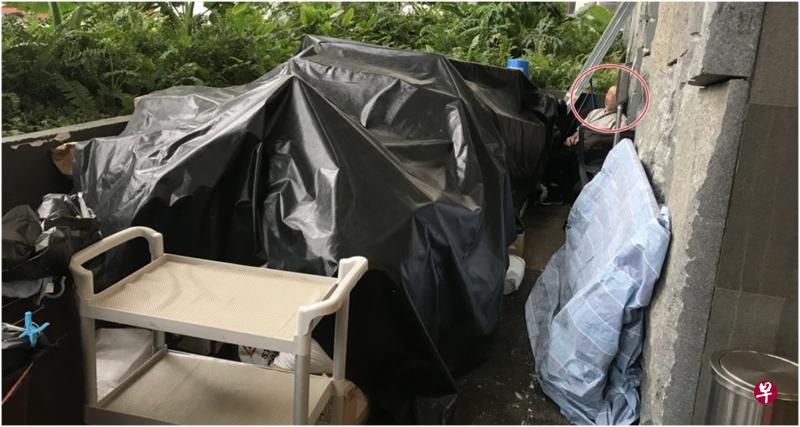 这名清洁工(圈)只能在一个堆满杂物、既不挡风又不遮雨的露台上休息。(职总提供) 这名清洁工(圈)只能在一个堆满杂物、既不挡风又不遮雨的露台上休息。(职总提供)