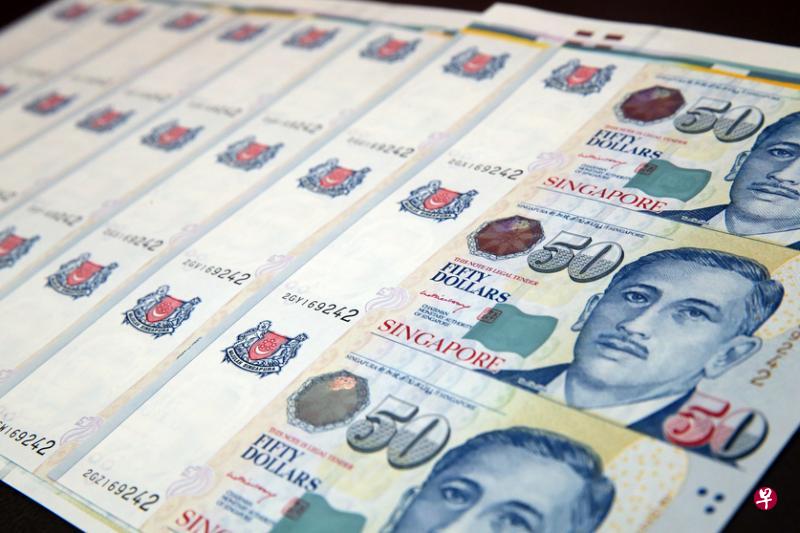 三张一体,共八大张的尤索夫总统系列$50面额钞票。(刘启成摄) 三张一体,共八大张的尤索夫总统系列$50面额钞票。(刘启成摄)