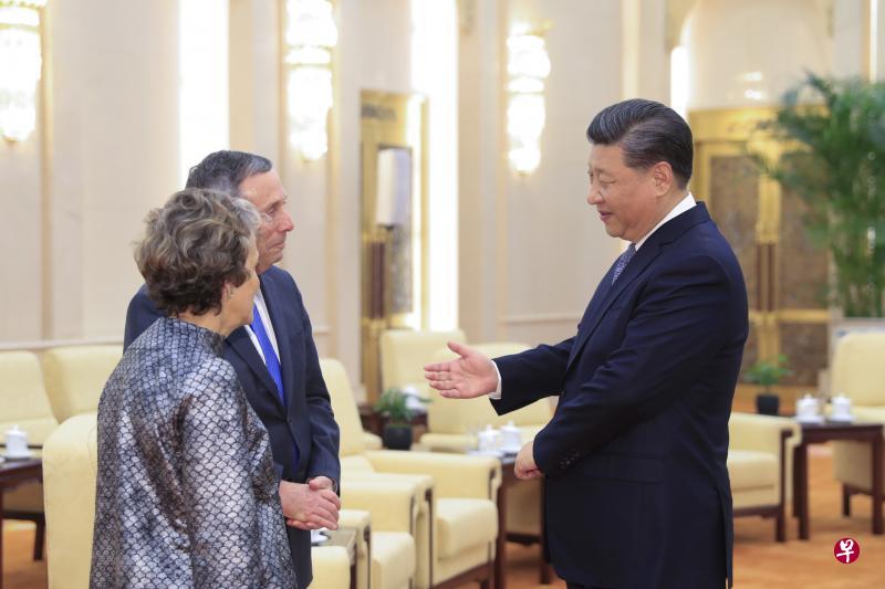 中国国家主席习近平前天在北京人民大会堂同美国哈佛大学校长白乐瑞夫妇交流。（中新社）