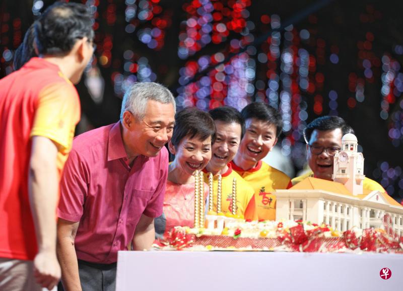 李显龙总理昨晚以主宾身份出席华侨中学百年校庆万人宴。图为总理致辞后上台为华中校庆蛋糕吹蜡烛。左三起为文化、社区及青年部长傅海燕、华中管委会主席林伟杰医生、贸工部兼教育部高级政务部长徐芳达,以及华中校友会会长黄龙金。(何家俊摄) 李显龙总理昨晚以主宾身份出席华侨中学百年校庆万人宴。图为总理致辞后上台为华中校庆蛋糕吹蜡烛。左三起为文化、社区及青年部长傅海燕、华中管委会主席林伟杰医生、贸工部兼教育部高级政务部长徐芳达,以及华中校友会会长黄龙金。(何家俊摄)