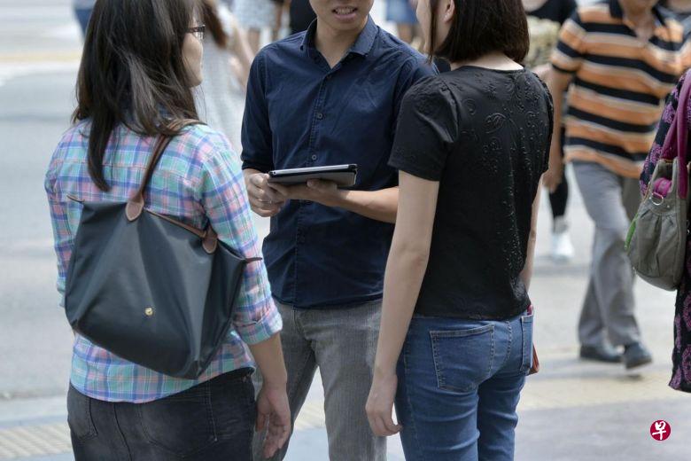 沿街挨户进行面对面募捐的机构和个人,今后将有一套明确的行为准则可以参考。(档案照) 沿街挨户进行面对面募捐的机构和个人,今后将有一套明确的行为准则可以参考。(档案照)