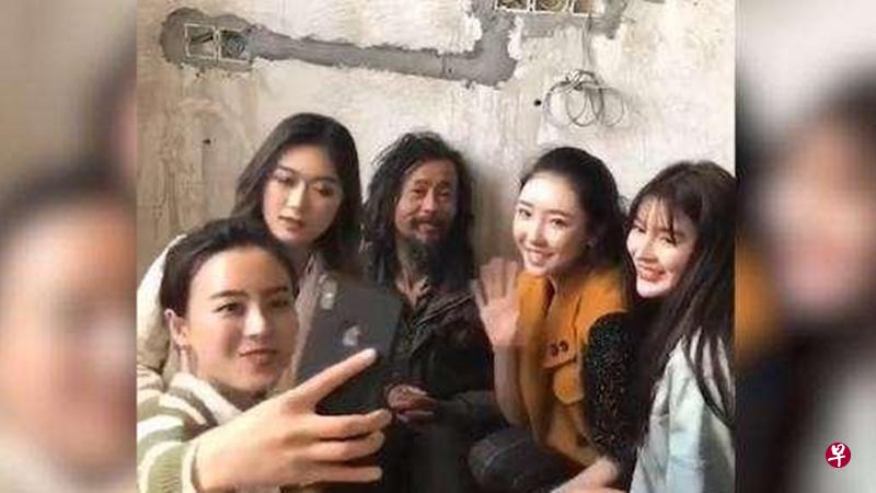 沈巍(中)一夜成为中国新晋网红,大批猎奇的公众、直播平台主播等蜂拥而至蹭热度。(互联网) 沈巍(中)一夜成为中国新晋网红,大批猎奇的公众、直播平台主播等蜂拥而至蹭热度。(互联网)